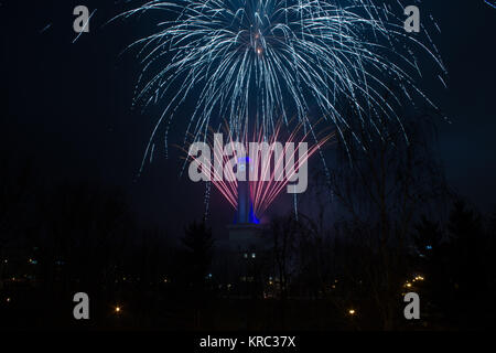 Rosa blu argento fuochi d'artificio di Ostrava. Il cielo nero si illumina i fuochi d'artificio in background è un blu orologio a Ostrava municipio nella Repubblica Ceca Foto Stock