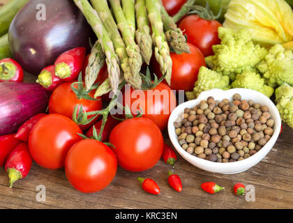 Raw roveja organico fagioli e verdure Foto Stock