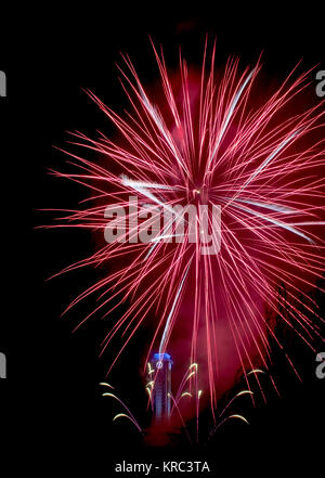 Fuochi d'artificio rosso come star di Ostrava. Il cielo nero si illumina i fuochi d'artificio in background è un blu orologio a Ostrava city hall nel Re Ceco Foto Stock