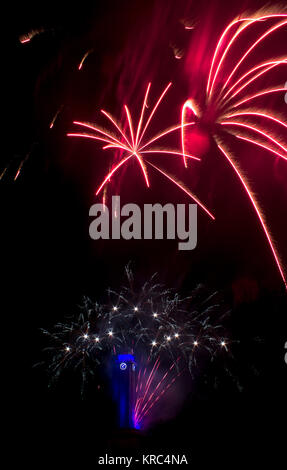 Fuochi d'artificio rosso come fiori di Ostrava. Il cielo nero si illumina i fuochi d'artificio in background è un blu orologio a Ostrava municipio nella Repubblica Ceca Foto Stock