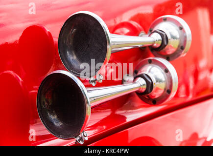 Vintage avvisatore acustico su una storica camion dei pompieri Foto Stock