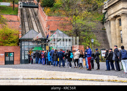 BUDAPEST, Ungheria - 28 ottobre 2017: turisti aspettare in fila per acquistare il biglietto per la funicolare. Budapest, Ungheria. Foto Stock