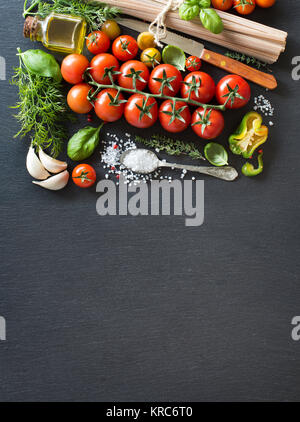 Pomodori ciliegini, erbe aromatiche, pasta e olio di oliva Foto Stock