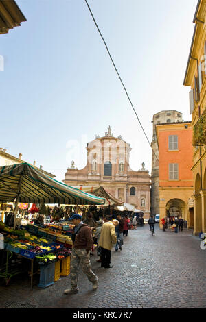 San Prospero piazza con mercato e chiesa, Reggio Emilia, Italia Foto Stock