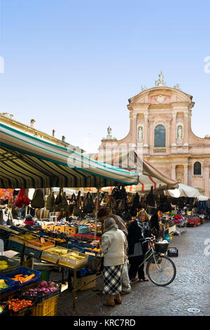 San Prospero piazza con mercato e chiesa, Reggio Emilia, Italia Foto Stock