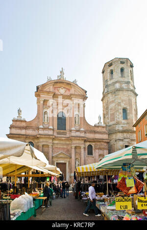 San Prospero piazza con mercato e chiesa, Reggio Emilia, Italia Foto Stock