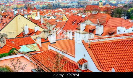 Vista aerea dei tipici tetti di tegole rosse nella Città Vecchia di Praga. Foto Stock