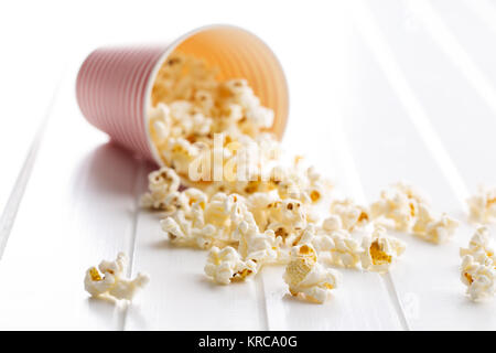 Il Popcorn nel bicchiere di carta. Foto Stock