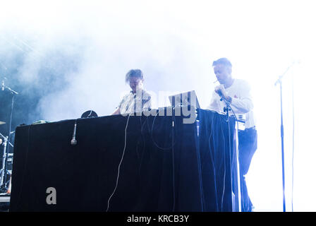 Danimarca, Tisvildeleje - Luglio 23, 2017. Il danese sogno cinematografico gruppo pop Fondazione blu esegue un concerto dal vivo durante il danese music festival Musik ho Lejet 2017. Foto Stock