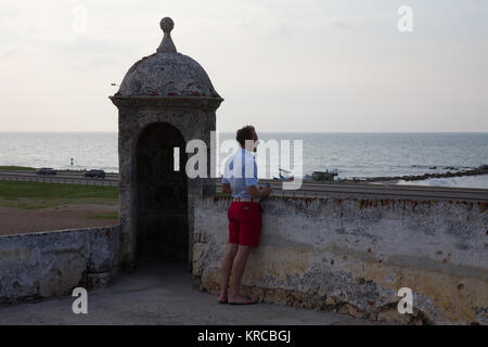 Tourist ammira la vista da Cartagena mura della città vecchia Foto Stock