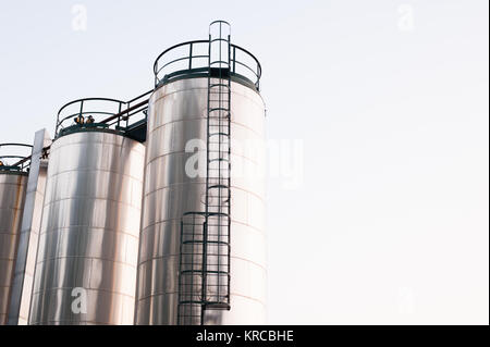 Acciaio inox silos nell'industria chimica Foto Stock