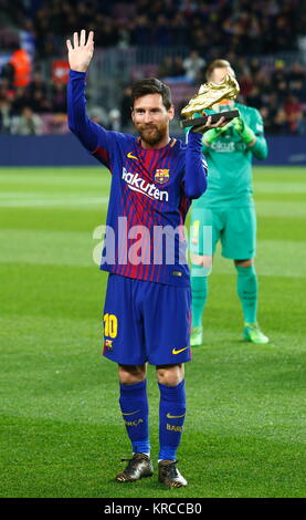 Leo Messi con la scarpa d'oro,17 dicembre 2017, Camp Nou, Barcellona, Spagna; La Liga calcio, Barcelona versus Deportivo; Foto Stock