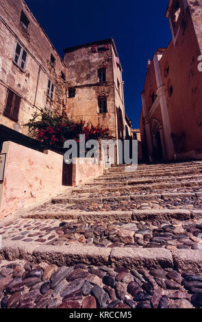 Antica Cittadella passo vista: Guardando verso l'alto e verso la Cattedrale di San Jean Baptiste, edifici storici e cielo blu; (scansionato Fujichrome trasparenza); C Foto Stock