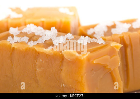 Fatto a mano caramello toffee pezzi con sale marino macro con messa a fuoco selettiva Foto Stock