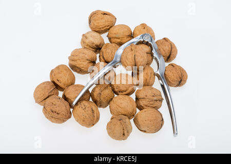 Noci mucchio isolati su sfondo bianco Foto Stock