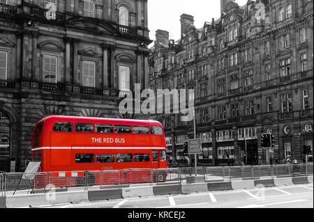 Red double decker bus vintage in una strada Foto Stock