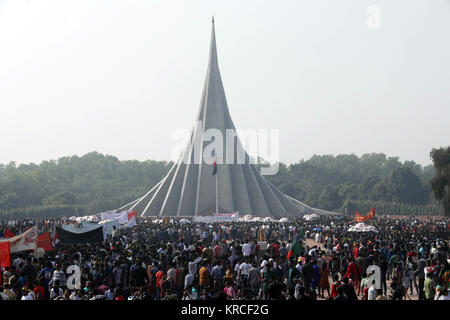 Popolo del Bangladesh affollano Mausoleo Nazionale in Savar, nella periferia di Dhaka, di pagare i tributi per la marcatura dei martiri la vittoria giorno di dicembre Foto Stock