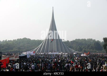 Popolo del Bangladesh affollano Mausoleo Nazionale in Savar, nella periferia di Dhaka, di pagare i tributi per la marcatura dei martiri la vittoria giorno di dicembre Foto Stock