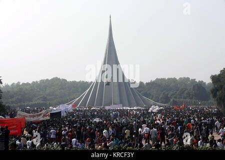 Popolo del Bangladesh affollano Mausoleo Nazionale in Savar, nella periferia di Dhaka, di pagare i tributi per la marcatura dei martiri la vittoria giorno di dicembre Foto Stock