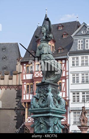 Statua di Lady giustizia a Francoforte in Germania Foto Stock