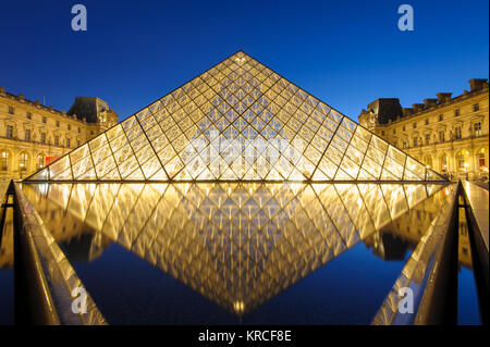 Scena notturna del museo del Louvre a Parigi Foto Stock