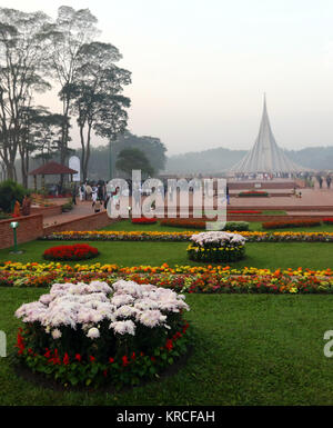 Popolo del Bangladesh affollano Mausoleo Nazionale in Savar, nella periferia di Dhaka, di pagare i tributi per la marcatura dei martiri la vittoria giorno di dicembre Foto Stock