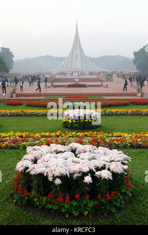 Popolo del Bangladesh affollano Mausoleo Nazionale in Savar, nella periferia di Dhaka, di pagare i tributi per la marcatura dei martiri la vittoria giorno di dicembre Foto Stock