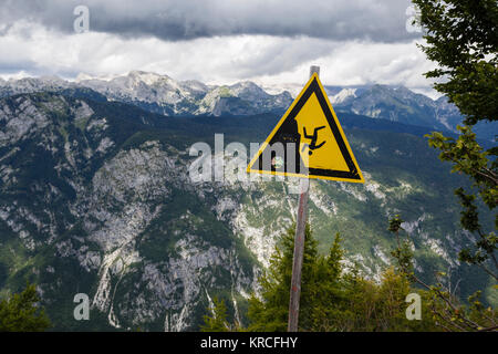 Guardare dove si cammina in prossimità del bordo sul monte Vogel, il Parco Nazionale del Triglav, Slovenia Foto Stock