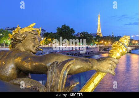 Vista notturna sul Fiume Senna da Alexander III Bridge Foto Stock