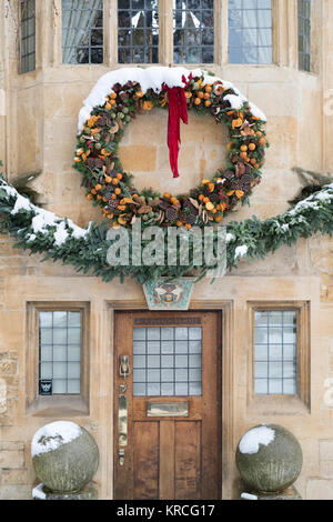 Grande ghirlanda di Natale su woolstaplers hall. Chipping Campden, Cotswolds, Gloucestershire, Inghilterra Foto Stock