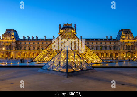 Scena notturna del museo del Louvre a Parigi Foto Stock