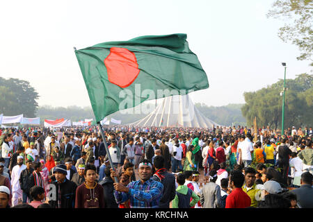 Popolo del Bangladesh affollano Mausoleo Nazionale in Savar, nella periferia di Dhaka, di pagare i tributi per la marcatura dei martiri la vittoria giorno di dicembre Foto Stock