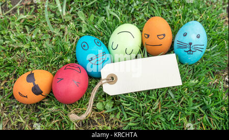 Le uova di pasqua con divertenti facce dipinte Foto Stock