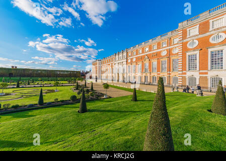 LONDON, Regno Unito - 27 ottobre: giardini e architettura di Hampton Court Palace, una storica pietra miliare nell'area di Richmond in ottobre 27, 2017 in Foto Stock