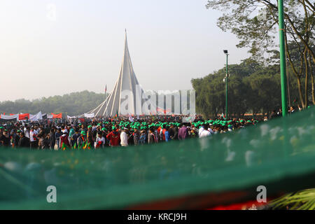 Popolo del Bangladesh affollano Mausoleo Nazionale in Savar, nella periferia di Dhaka, di pagare i tributi per la marcatura dei martiri la vittoria giorno di dicembre Foto Stock