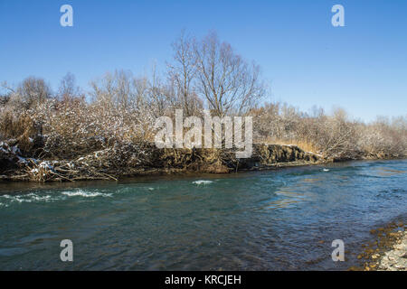 Fiume in inverno. Rapide del fiume tempestoso. Paesaggio invernale Foto Stock