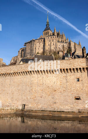 Le Mont Saint Michel (Normandia, a nord-ovest della Francia) 2015/03/06: bastioni in acqua durante una marea di primavera. (Non disponibile per la produzione di cartolina) Foto Stock