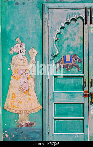 Dettaglio da wall art in prossimità di un ingresso per il palazzo della città in Udaipur, India, che risale al XVI secolo Foto Stock