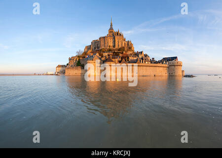 Le Mont Saint Michel (Normandia, a nord-ovest della Francia) 2015/03/06: bastioni in acqua durante una marea di primavera. (Non disponibile per la postcard edition) Foto Stock