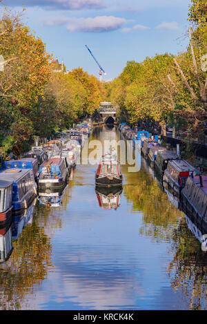 LONDON, Regno Unito - 31 ottobre: Barche nella famosa piccola Venezia lungo il Regents Canal per via navigabile, il 31 ottobre 2017 a Londra Foto Stock