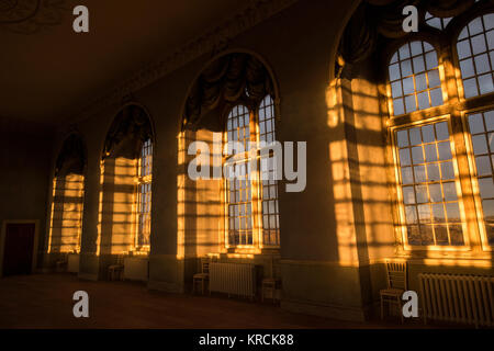 Inverno mattina la luce attraverso le grandi finestre della prospettiva camera presso la sommità della Wollaton Hall di Nottingham, Nottinghamshire REGNO UNITO Inghilterra Foto Stock