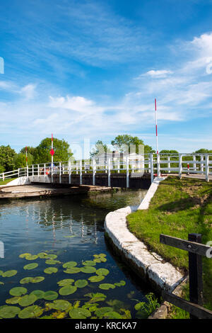 Splatt Bridge, uno dei numerosi ponti girevoli su Gloucester & Nitidezza Canal, sorge vicino a St Marys Chiesa a Frampton on severn, Gloucestershire, Regno Unito Foto Stock