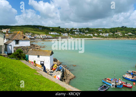 In estate il sole pomeridiano sulla colorata di piccole imbarcazioni intorno al porto del pittoresco villaggio di Coverack in rural Cornwall, Regno Unito Foto Stock