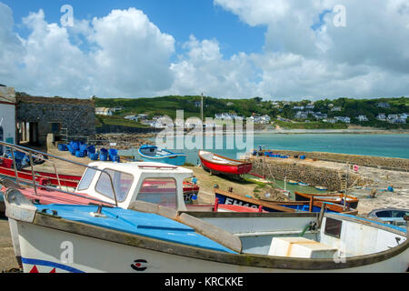 In estate il sole pomeridiano sulla colorata di piccole imbarcazioni intorno al porto del pittoresco villaggio di Coverack in rural Cornwall, Regno Unito Foto Stock