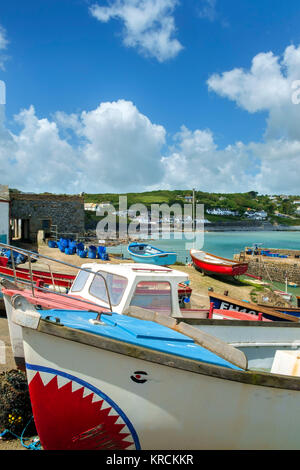 In estate il sole pomeridiano sulla colorata di piccole imbarcazioni intorno al porto del pittoresco villaggio di Coverack in rural Cornwall, Regno Unito Foto Stock