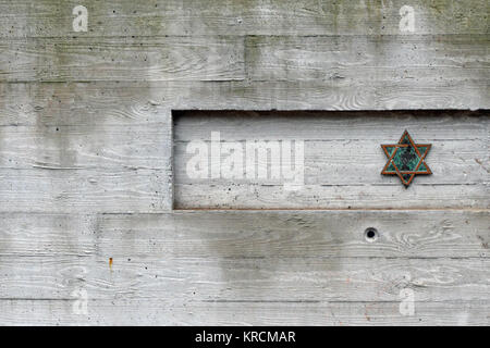 Berlino, Germania - 16 dicembre 2017: la stella di Davide sulla parete di cemento di fronte al Vecchio Cimitero Ebraico in grosse Hamburger street, Mitte. Foto Stock