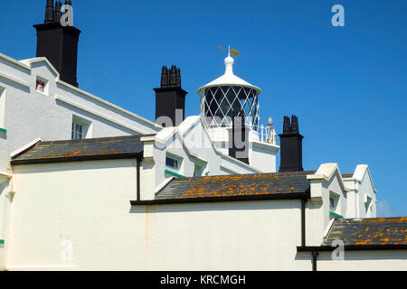 I dettagli architettonici, verniciato nero ciminiere contrasto con dipinti di bianco edifici, Lizard Lighthouse & Heritage Centre, Lizard Point, Cornwall, Regno Unito Foto Stock