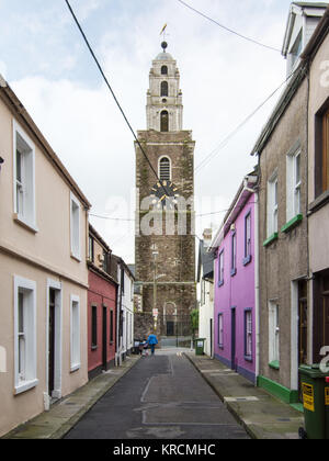 Cork, Irlanda - 15 Settembre 2016: la Torre di Sant'Anna, la chiesa si erge al di sopra di strade di case a schiera nel quartiere di Shandon di sughero. Foto Stock