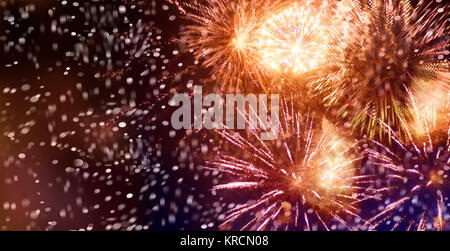 Nächtliches Feuerwerk mit bunten Licht- und Glitzermustern, grafische Sternformen mit Bewegungsunschärfe und Konfetti-textur hinzugefügt Foto Stock