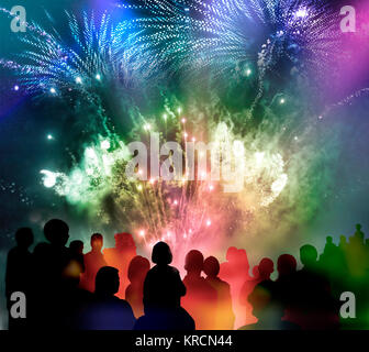 Nächtliches Feuerwerk mit bunten Licht- und Glitzermustern und illustrierten Zuschauer-Silhouetten, Mixed Media Foto Stock
